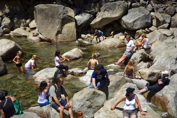 Turistas refrescan sus piernas en el lago de la parte baja de Yosemite wate —  Fotos de Stock