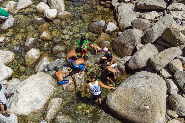 Τουρίστες να δροσίσει τα πόδια τους στη λίμνη το χαμηλότερο yosemite νερ — Φωτογραφία Αρχείου