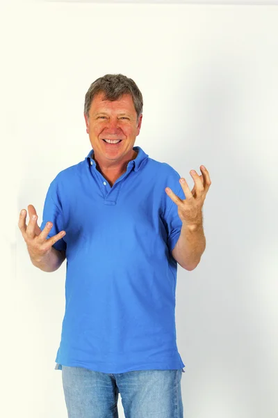 Atraente casual homem posando em estúdio — Fotografia de Stock