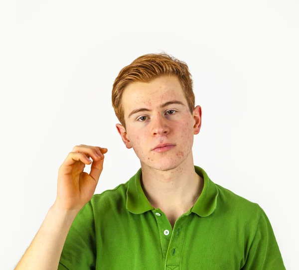 Cool jongen in groen shirt met rode haren — Stockfoto