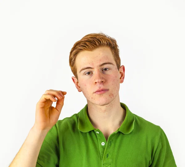 Chico fresco en camisa verde con pelo rojo — Foto de Stock