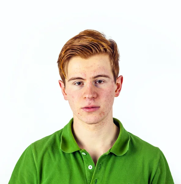 Menino legal em camisa verde com cabelo vermelho — Fotografia de Stock