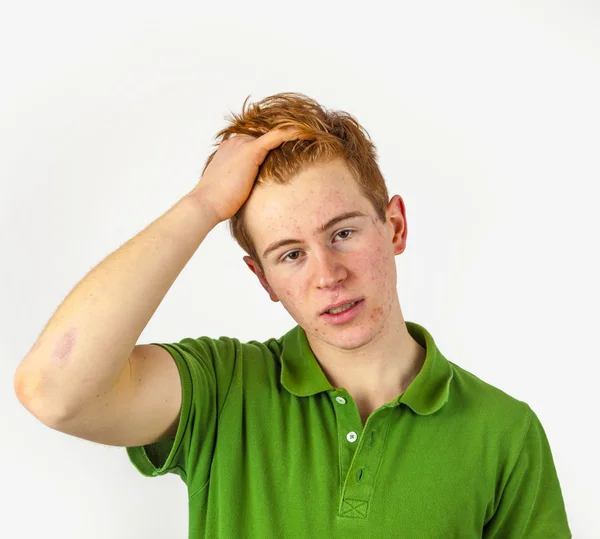 Cool jongen in groen shirt met rode haren — Stockfoto