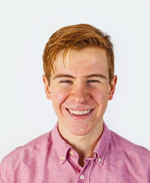 Portret atrakcyjny roześmiany uśmiechnięty chłopiec na białym tle — Zdjęcie stockowe