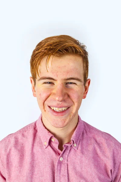 Porträt eines attraktiven lachenden Jungen isoliert auf Weiß — Stockfoto