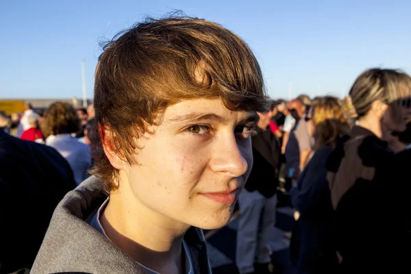 Junge wartet mit anderen am Hafen auf die Fähre — Stockfoto