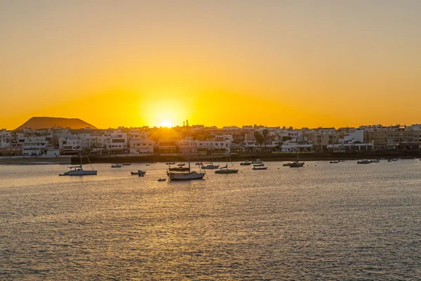 Sunset in the harbor with sailing boats — Stock Photo, Image