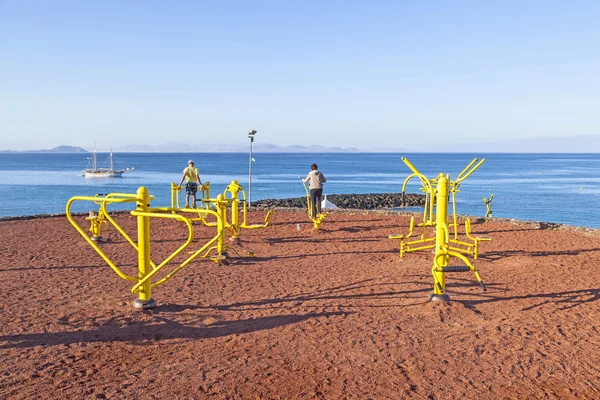 Posto fitness a Playa Blanca sulla costa — Foto Stock