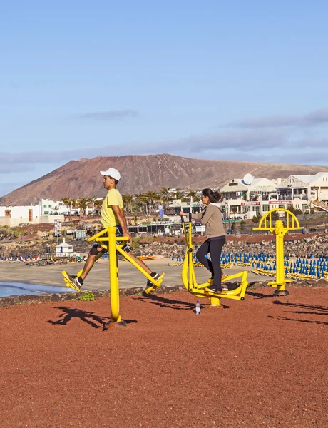 Miejsce fitness w Playa Blanca na wybrzeżu — Zdjęcie stockowe