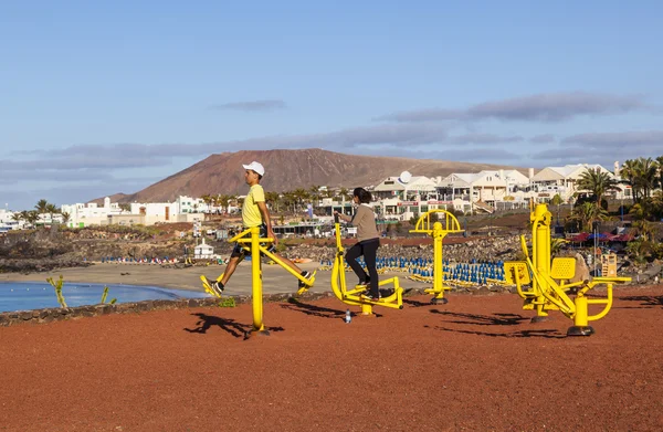 Miejsce fitness w Playa Blanca na wybrzeżu — Zdjęcie stockowe