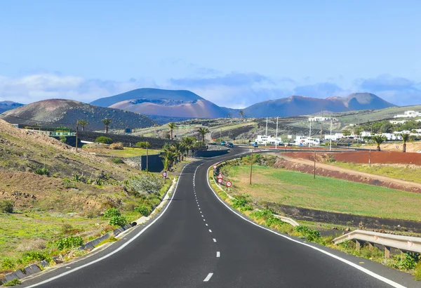 Conducir en Lanzarote con vistas a los volcanes de Timanfaya — Foto de Stock