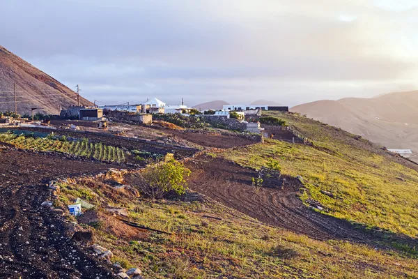 Amanecer en Femes con vista a los volcanes extinguidos — Foto de Stock