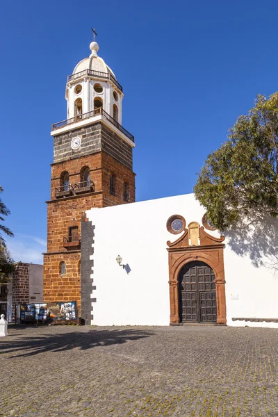 Slavnou věž s hodinami a kostel nuestra Seňora de guadalupe v — Stock fotografie