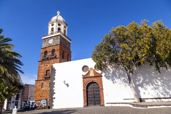 Slavnou věž s hodinami a kostel nuestra Seňora de guadalupe v — Stock fotografie