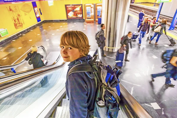 Pojke på en moving trappa på stationen — Stockfoto