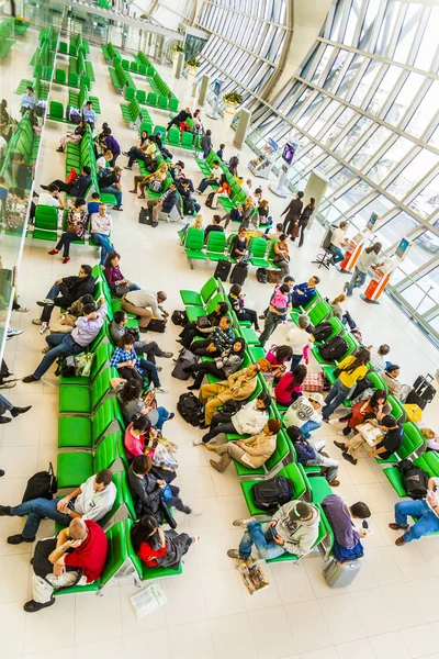 Passagiers wachten voor het vertrek van hun vlucht — Stockfoto