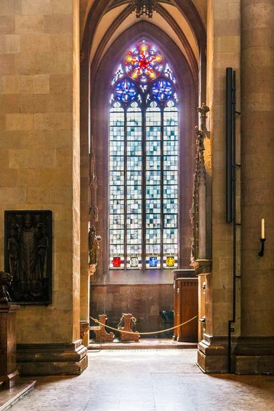 Prachtige kleurrijke gotische ramen in de koepel van mainz — Stockfoto