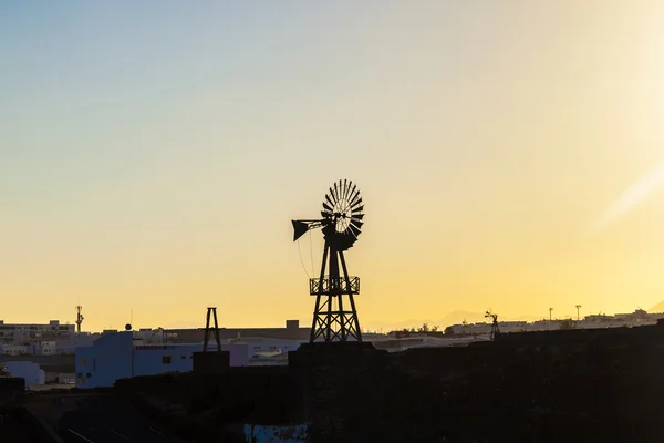 Silhouette einer alten Windmühle — Stockfoto