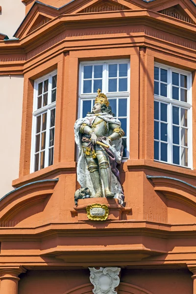 Afbeelding van een ridder bij de ingang van het museum gutenberg in ma — Stockfoto