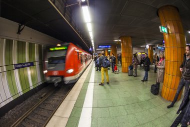 metro istasyonundan gelen tren için bekleyin