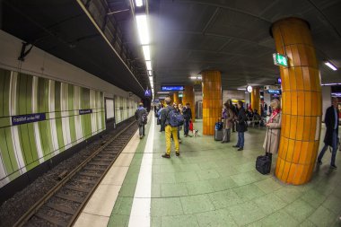 metro istasyonundan gelen tren için bekleyin