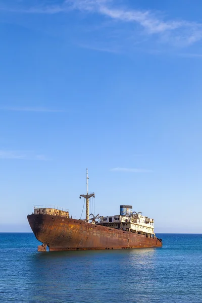 Schipbreuk in de omgeving van costa teguise, lanzarote, Canarische eilanden, Spanje — Stockfoto