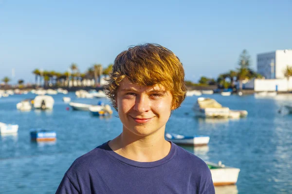 Bonito feliz sorrindo menino com o famoso charco de San Gines i — Fotografia de Stock