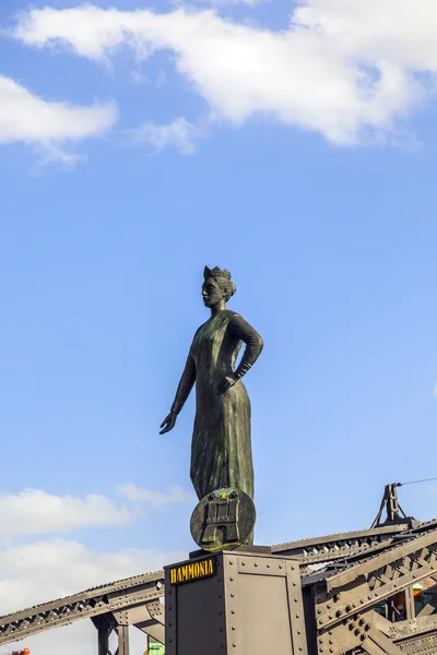 Staty av hammonia vid brooks bron över hamburg — Stockfoto