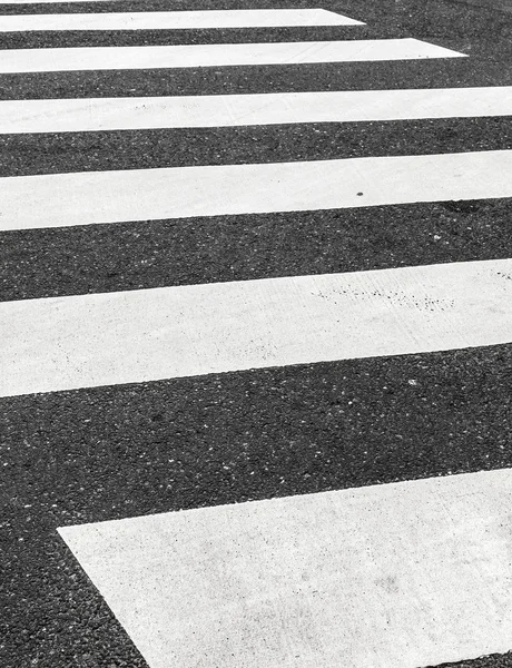 Пішохідний перехід позначений білою фарбою — стокове фото