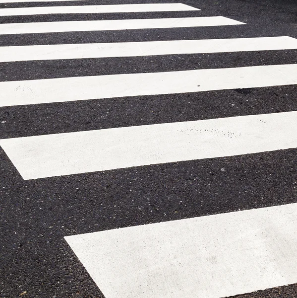 Пешеходный переход, отмеченный белой краской — стоковое фото