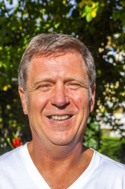 Bahçe mutlu çekici bir adam