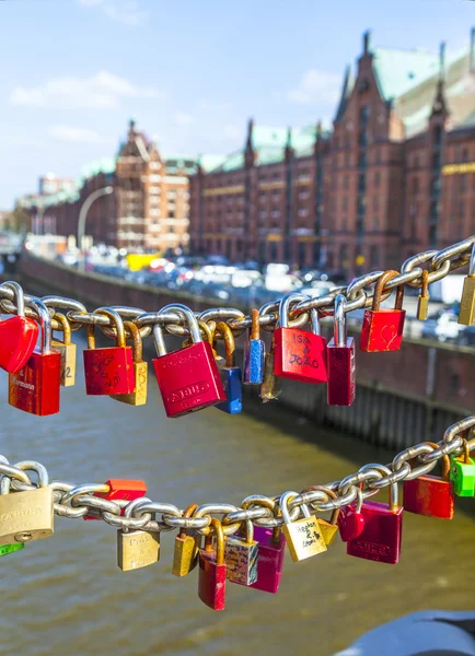 Lockers at the Speicherstadt bridge symbolize love for ever — Stock Photo, Image