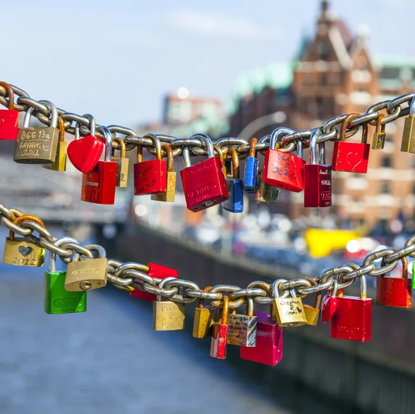 Szafki na moście speicherstadt symbolizować miłość na zawsze — Zdjęcie stockowe
