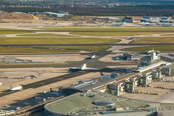 在法兰克福机场新跑道上着陆 — 图库照片