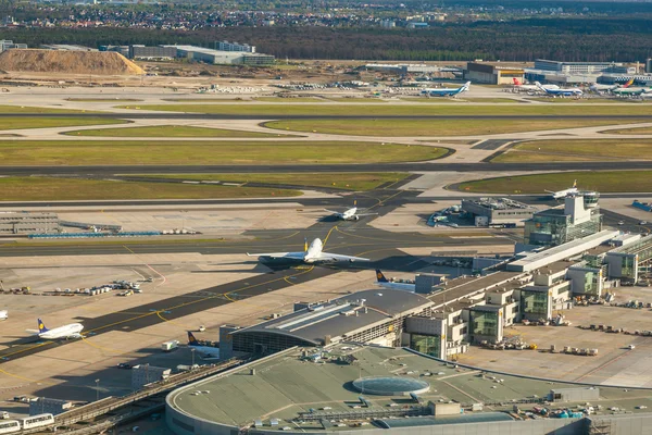 Atterraggio su una nuova pista nell'aeroporto di Francoforte — Foto Stock