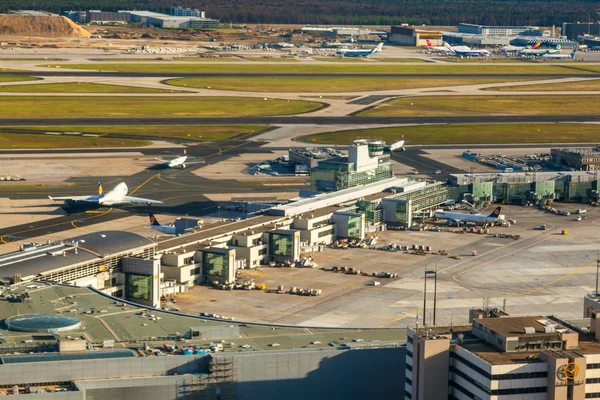 Landning på ny bana i frankfurt airport — Stockfoto