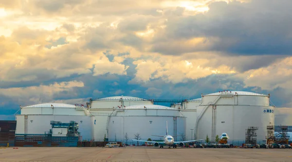 Tank silo's in frankfurt airport — Stockfoto