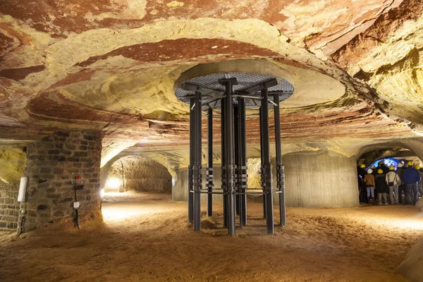 Besuch der berühmten Schlossberghöhle aus Sandstein in Homber — Stockfoto