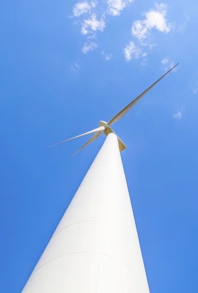 Turbina eolica che genera elettricità sul cielo blu — Foto Stock