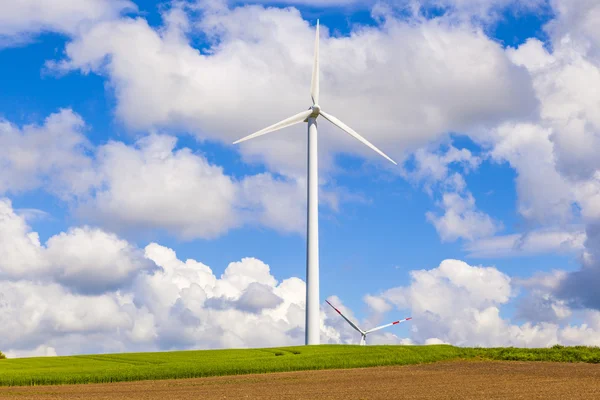 Vindturbin som produserer elektrisitet på blå himmel – stockfoto