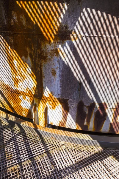 Модель ржавого дымохода с отражением сына — стоковое фото