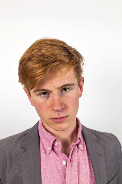 赤い髪とハンサムな十代の若者の肖像 — ストック写真