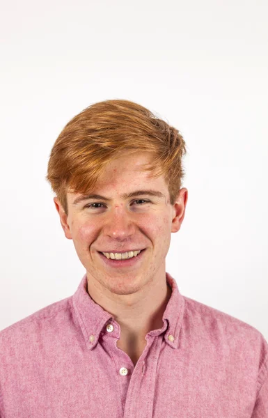 Portrét pohledný mladík s červenými vlasy — Stock fotografie