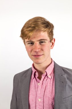 Kızıl saçlı yakışıklı genç portresi