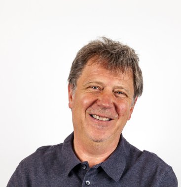 okuma gözlüğü ile yakışıklı bir adam portresi