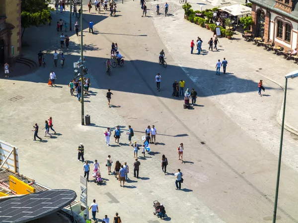 Frankfurt, Duitsland - 8 juni: wandelen langs de zeil in midda — Stockfoto