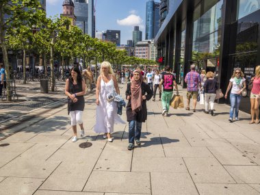 zeil öğle içinde yürümek