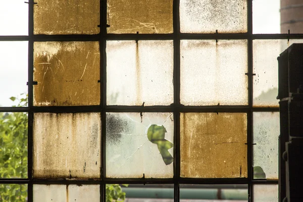 Patroon van oude gebroken industrie venster geeft een harmonische pagina — Stockfoto