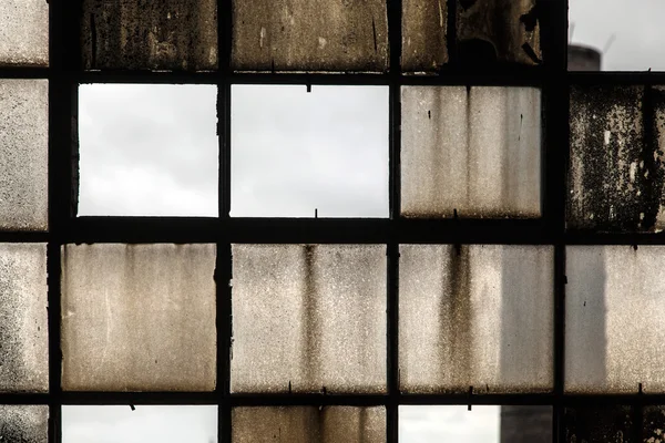 O teste padrão da janela quebrada velha da indústria dá um backgroun harmônico — Fotografia de Stock