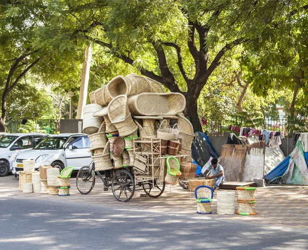 Man sells ratan furniture — Stock Photo, Image